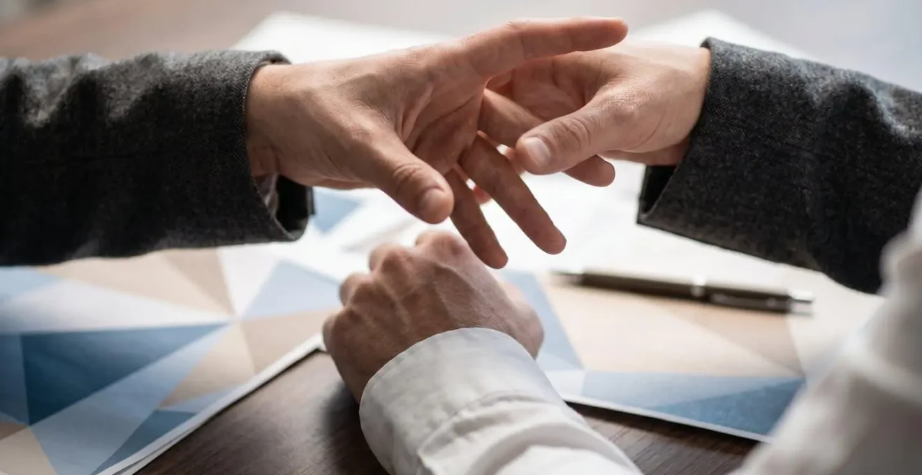 Moment d'échange constructif entre collaborateur et manager pour ajuster le rythme de travail