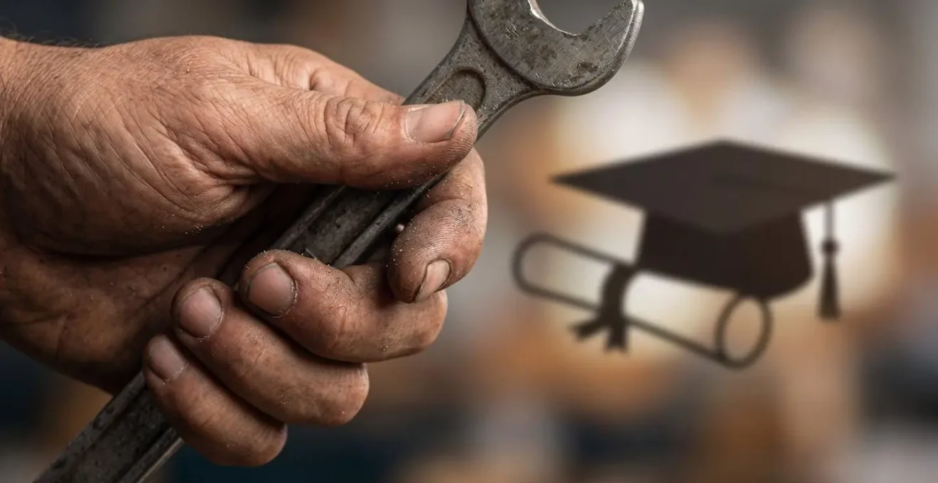 Mains expertes manipulant des outils professionnels avec reflet de diplôme universitaire en arrière-plan flou